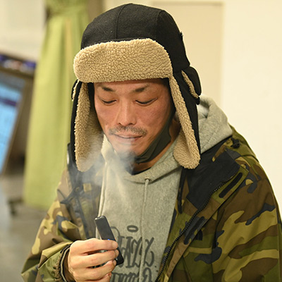 プラスウィードを吸うMOL53
