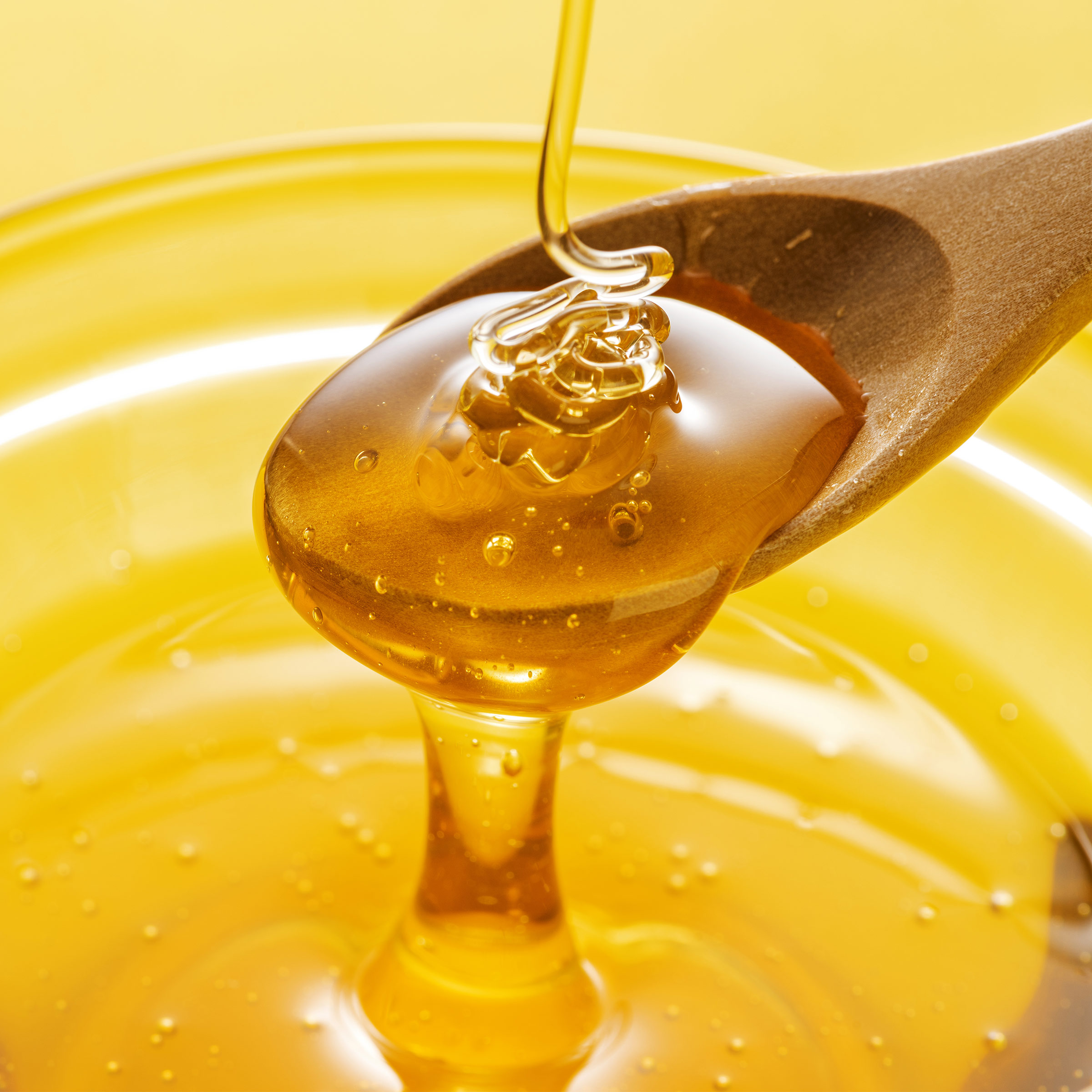 Мед и горячая вода. Мед. Искусственный мед. Жидкий мед. Ложка для меда.